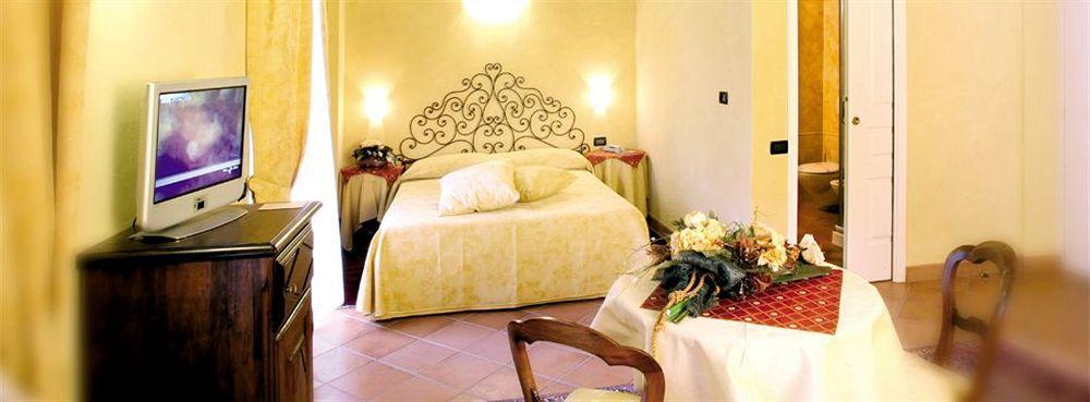 Hotel Palazzo Di Mezzo Carru Bagian luar foto