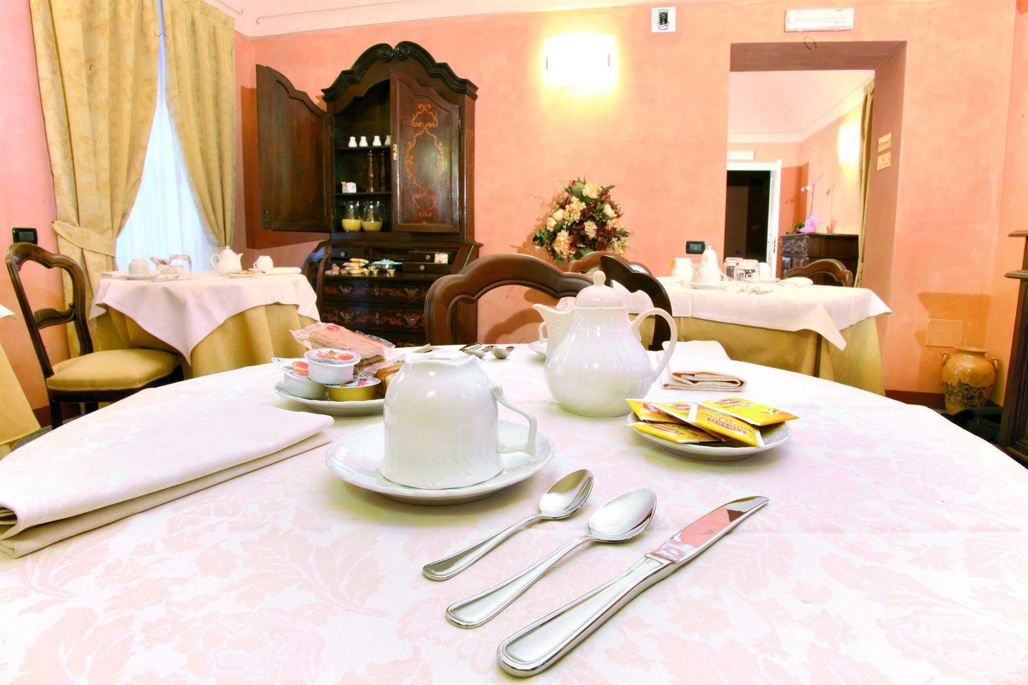 Hotel Palazzo Di Mezzo Carru Bagian luar foto