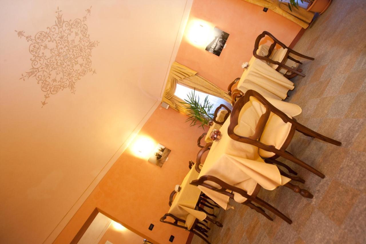 Hotel Palazzo Di Mezzo Carru Bagian luar foto