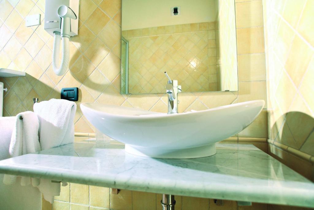 Hotel Palazzo Di Mezzo Carru Bagian luar foto